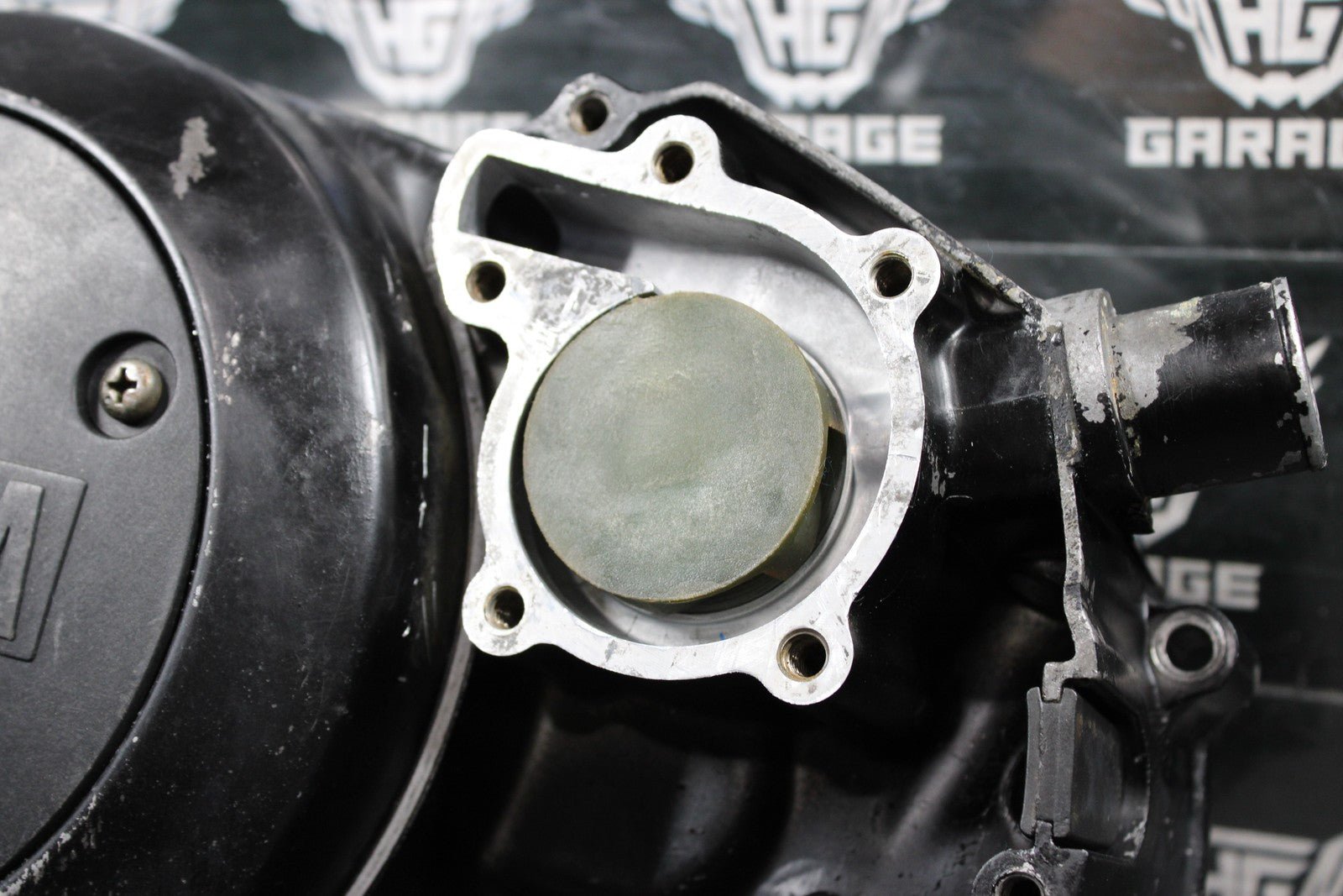 1991 YAMAHA BANSHEE 350 OEM ENGINE MOTOR RIGHT SIDE CLUTCH COVER 2GU - 15421 - 00 - 00 - hggarage