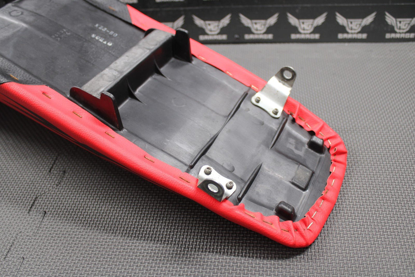 1997 HONDA CR250R OEM SEAT SADDLE FOAM PAN COMPLETE ORIGINAL 77100 - KZ3 - B00 NICE! - hggarage