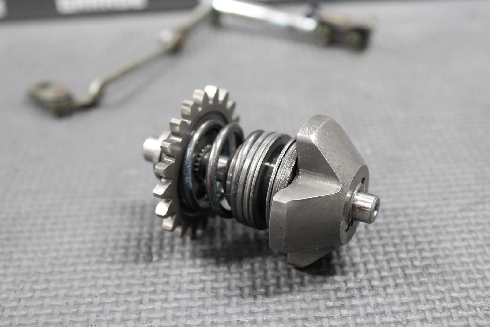 1999 2000 YAMAHA YZ125 OEM EXHAUST POWER VALVE LINKAGE PUSH ROD GOVERNOR GEAR - hggarage