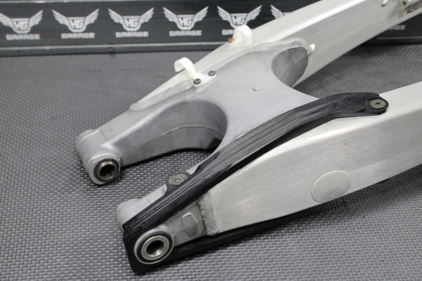 2005 YAMAHA YZ450F OEM SWINGARM SWING ARM SUSPENSION 1C3 - 22110 - 00 - 00 MINT! - hggarage