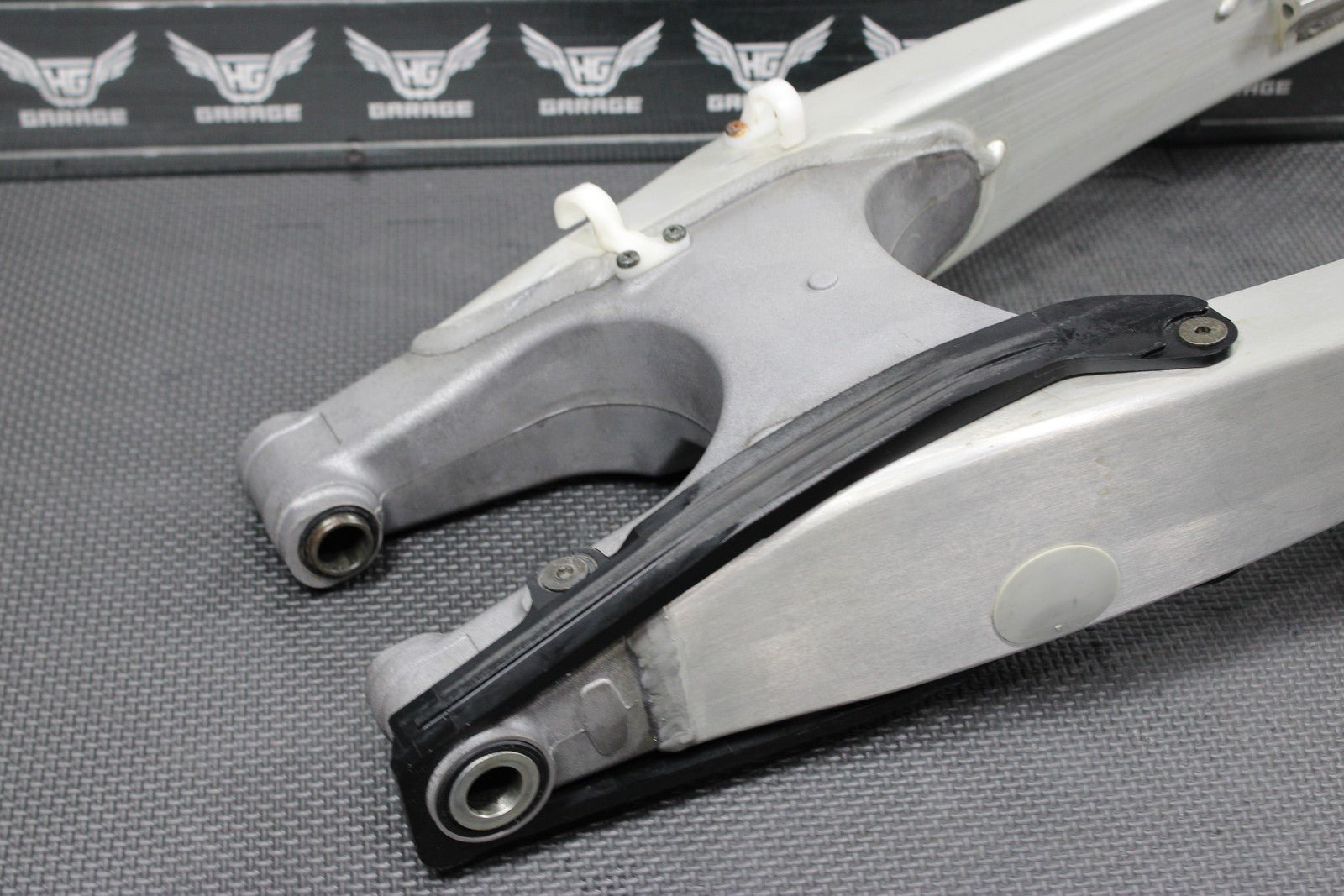 2005 YAMAHA YZ450F OEM SWINGARM SWING ARM SUSPENSION 1C3 - 22110 - 00 - 00 MINT! - hggarage