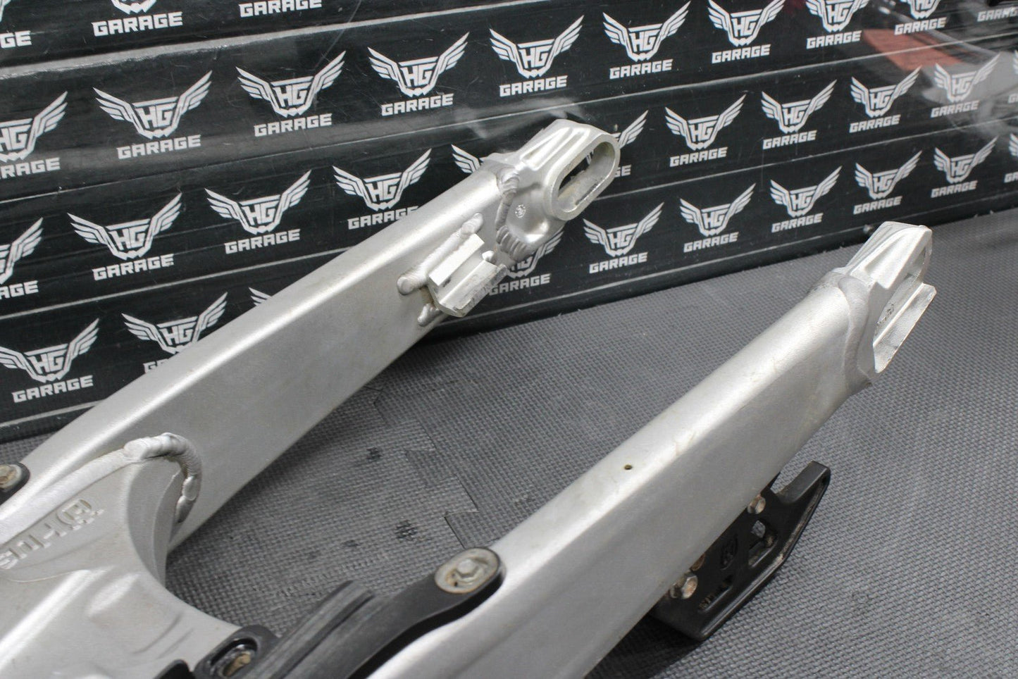 2013 HUSQVARNA TE511 OEM REAR SWINGARM SWING ARM SUSPENSION 8000H3158 READ DESC! - hggarage