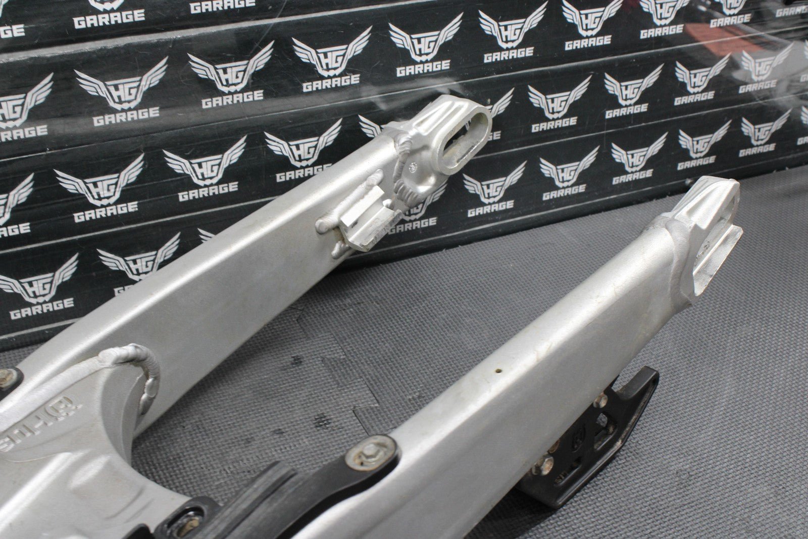 2013 HUSQVARNA TE511 OEM REAR SWINGARM SWING ARM SUSPENSION 8000H3158 READ DESC! - hggarage