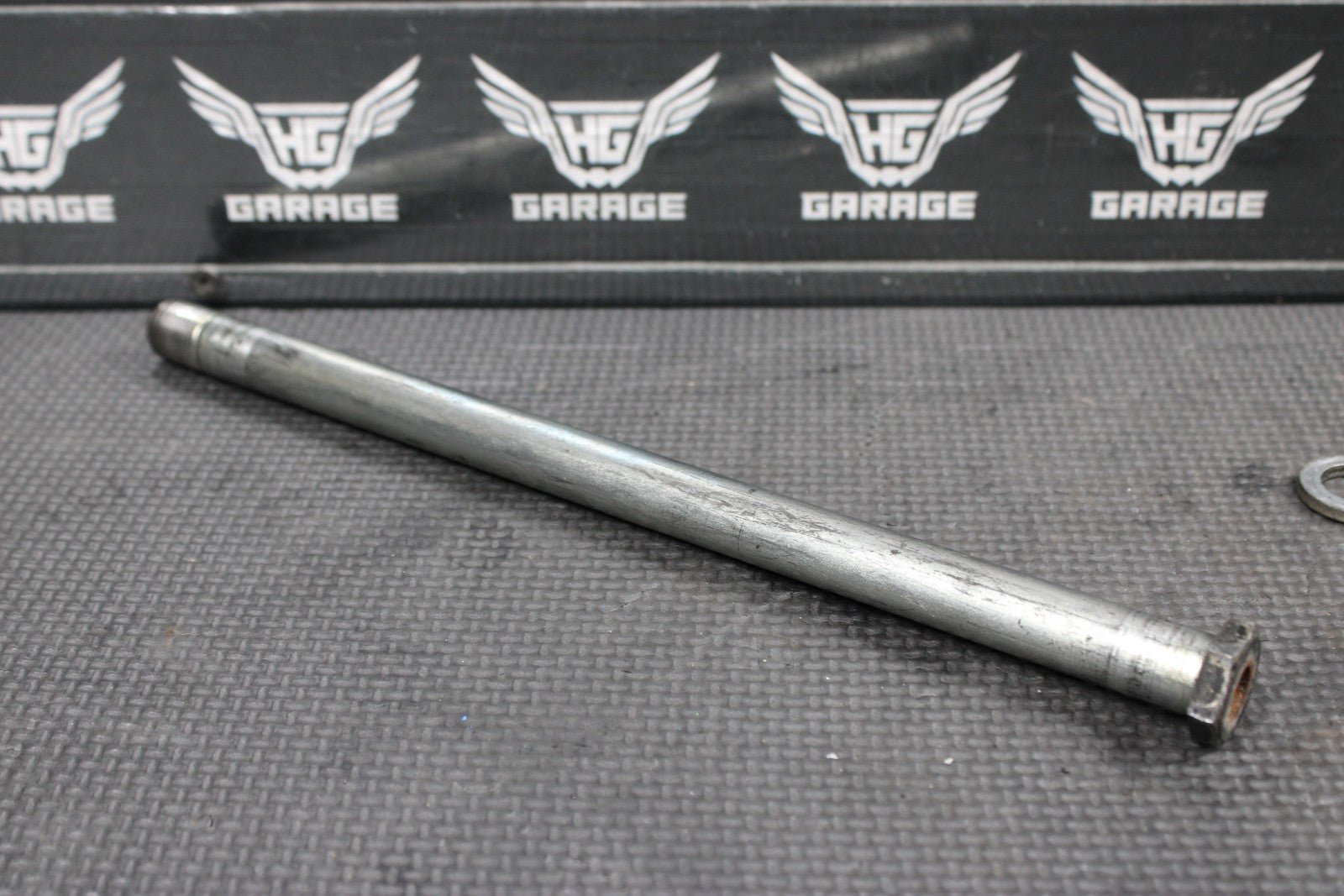 1991 YAMAHA 87 - 06 BANSHEE 350 OEM REAR SWINGARM BACK SUSPENSION PIVOT BOLT - hggarage