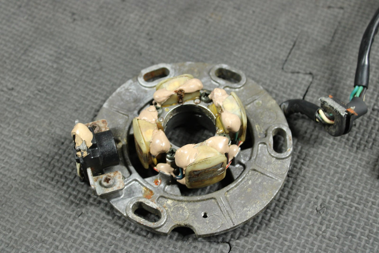 2002 02 - 04 YAMAHA YZ125 OEM STATOR MAGNETO ROTOR FLYWHEEL 4SS - 85560 - 02 - 00 - hggarage