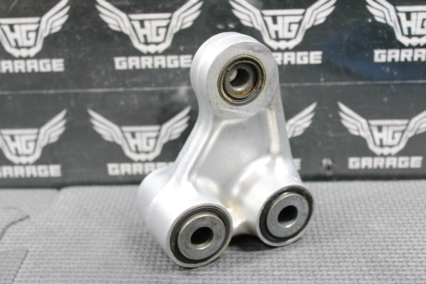 2001 HONDA CR125R OEM REAR SHOCK SWINGARM LINKAGE CUSHION ARM 52465 - KZ4 - J30 - hggarage