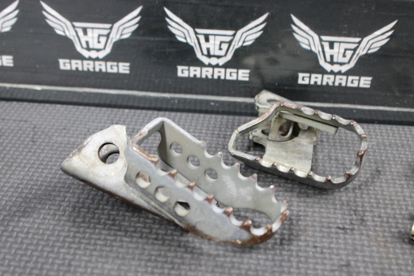 2000 YAMAHA TTR125 TTR125L OEM LEFT RIGHT FOOT PEGS PEDALS FRAME STAND - hggarage