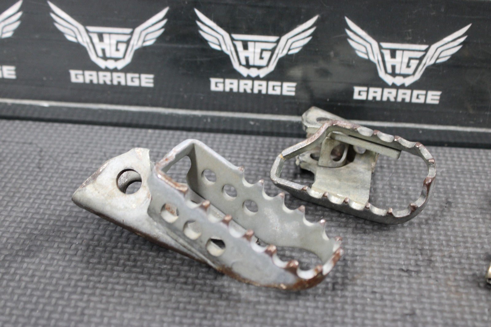 2000 YAMAHA TTR125 TTR125L OEM LEFT RIGHT FOOT PEGS PEDALS FRAME STAND - hggarage