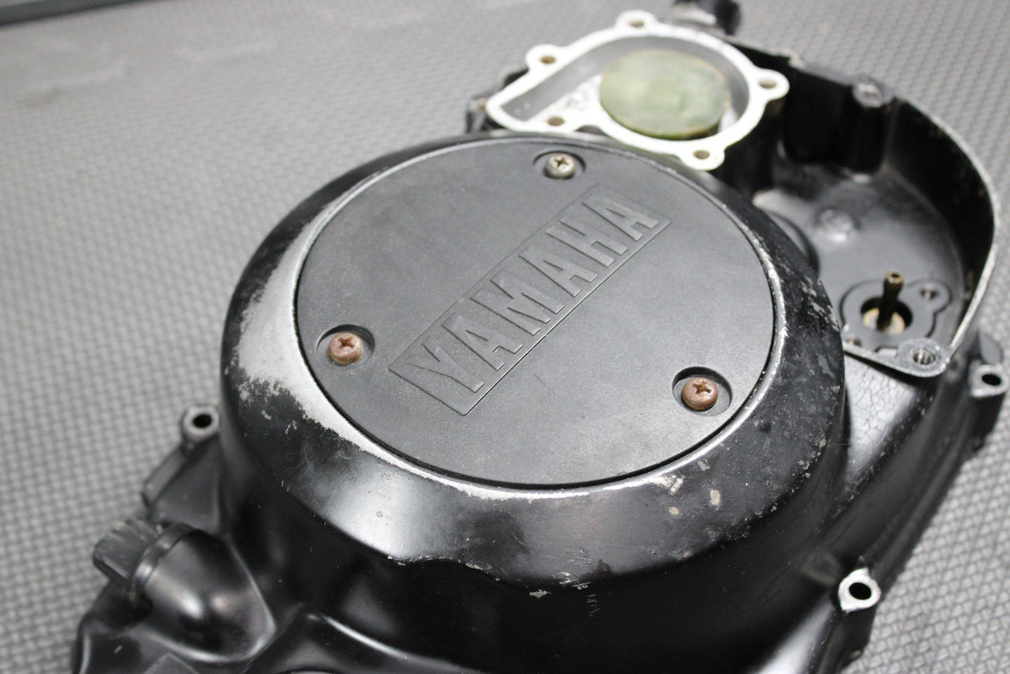 1991 YAMAHA BANSHEE 350 OEM ENGINE MOTOR RIGHT SIDE CLUTCH COVER 2GU - 15421 - 00 - 00 - hggarage