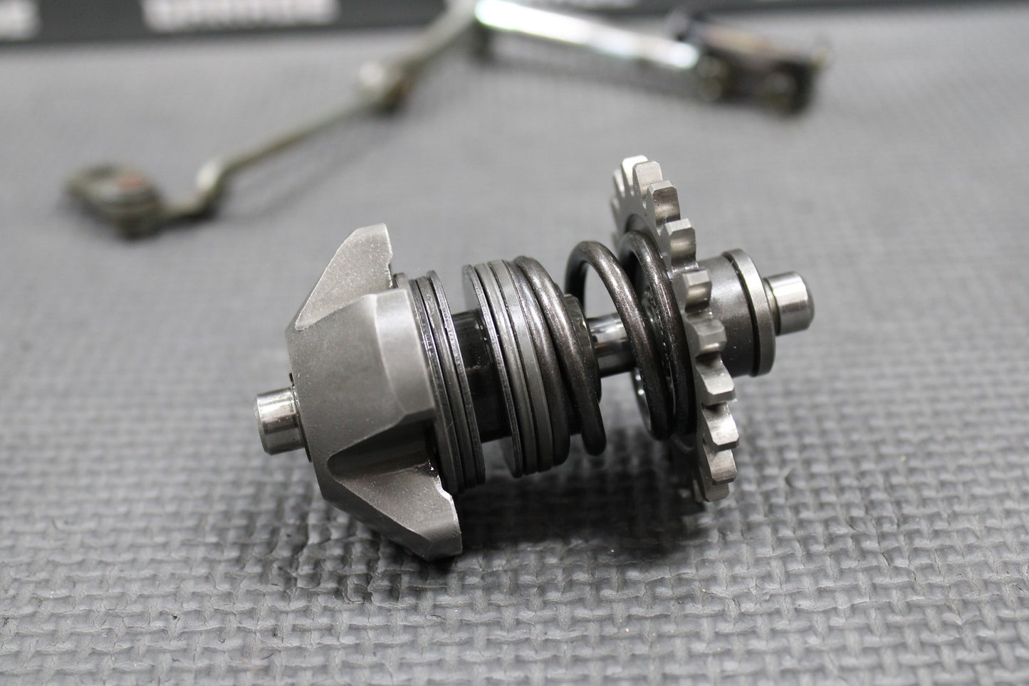 1999 2000 YAMAHA YZ125 OEM EXHAUST POWER VALVE LINKAGE PUSH ROD GOVERNOR GEAR - hggarage