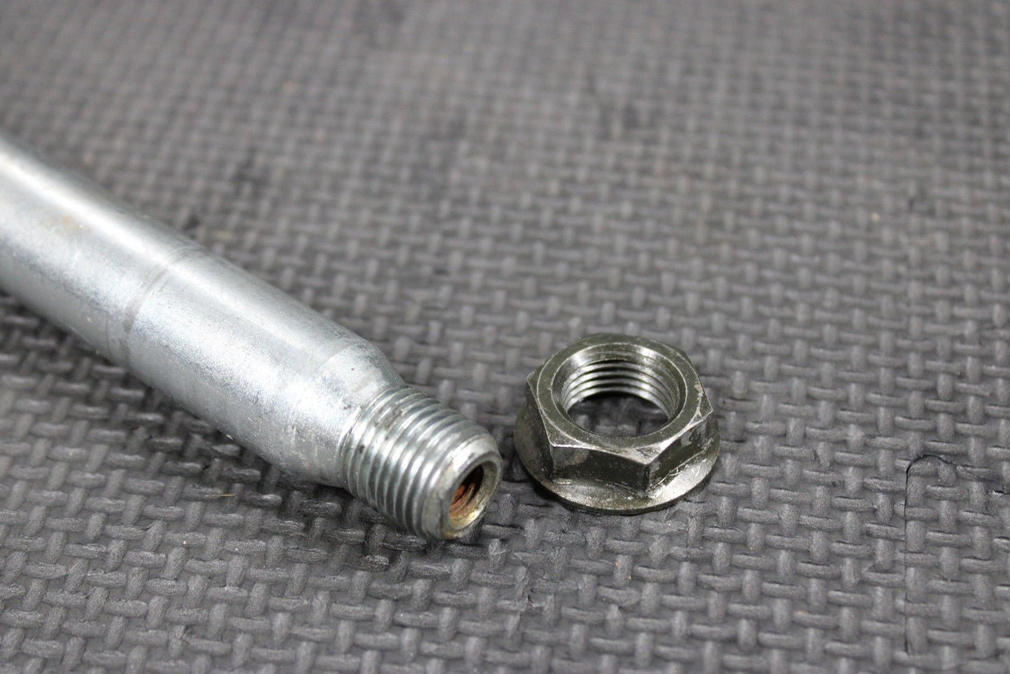 2005 YAMAHA YZ450F OEM FRONT WHEEL RIM AXLE PIVOT BOLT 1C3 - 25181 - 00 - 00 MINT! - hggarage