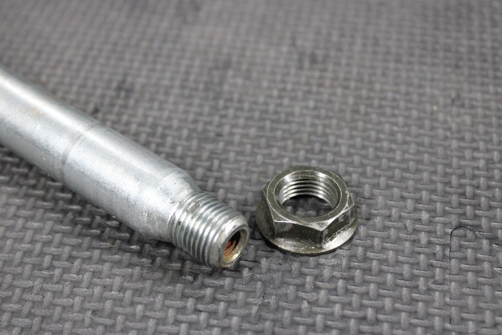 2005 YAMAHA YZ450F OEM FRONT WHEEL RIM AXLE PIVOT BOLT 1C3 - 25181 - 00 - 00 MINT! - hggarage