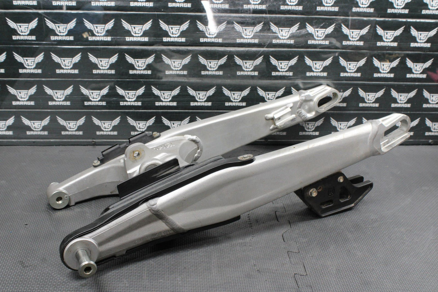 2013 HUSQVARNA TE511 OEM REAR SWINGARM SWING ARM SUSPENSION 8000H3158 READ DESC! - hggarage