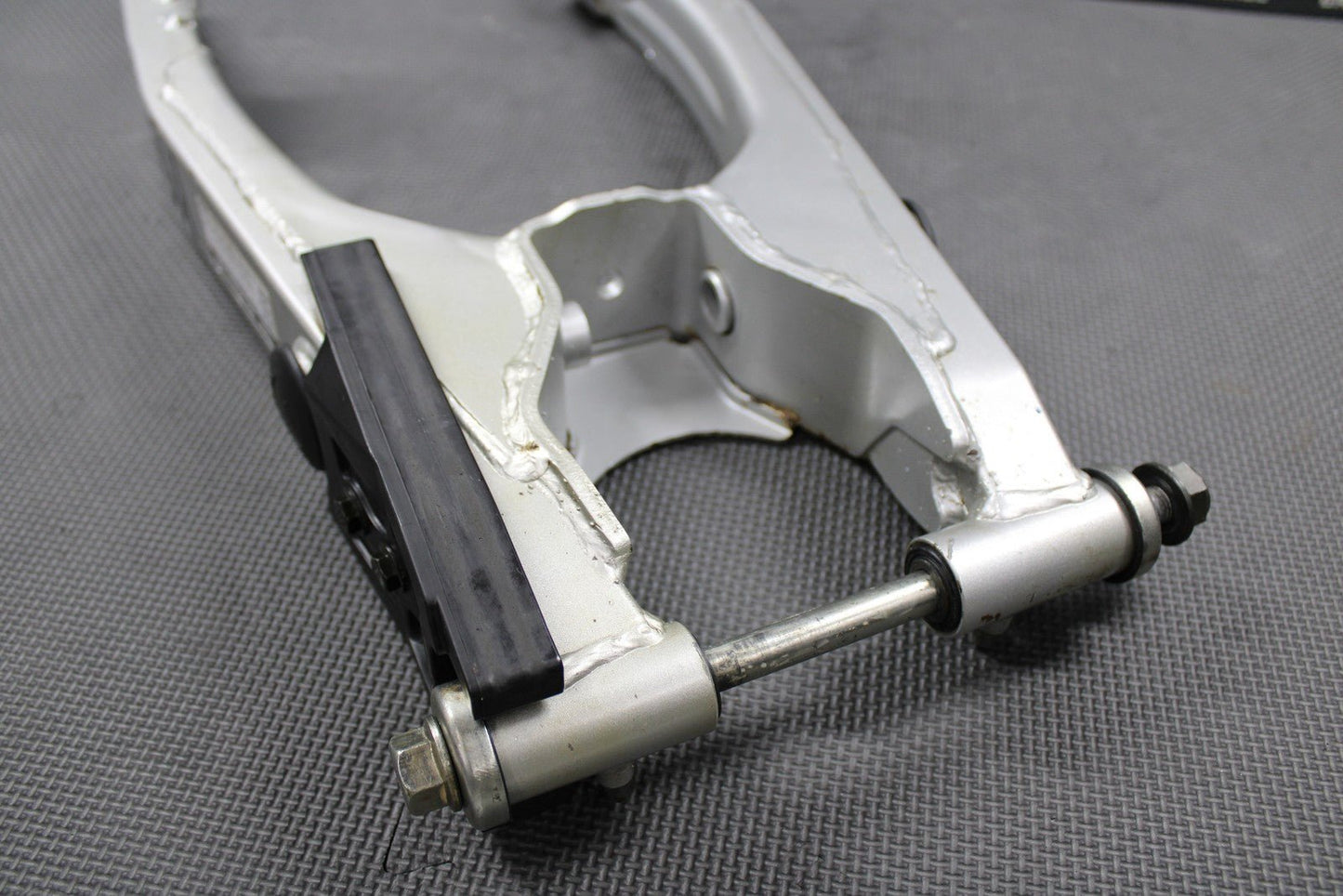 2005 YAMAHA TTR230 05 - 22 OEM SWINGARM SWING ARM REAR SUSPENSION 1C6 - F2110 - 00 - 35 - hggarage