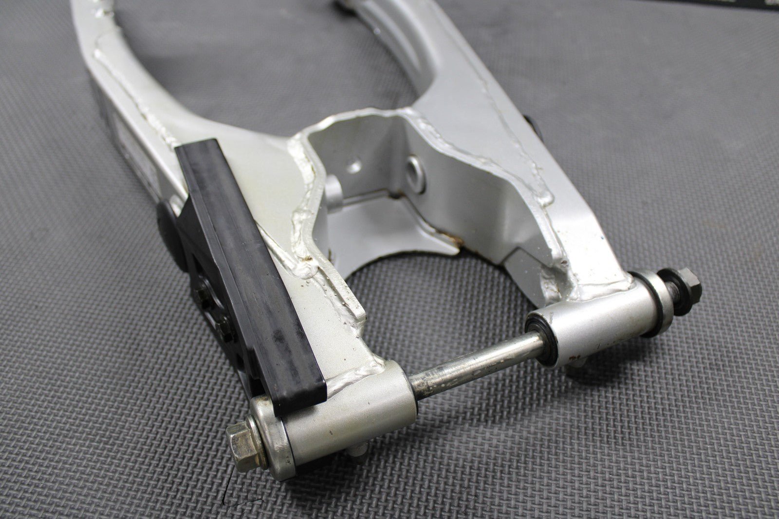 2005 YAMAHA TTR230 05 - 22 OEM SWINGARM SWING ARM REAR SUSPENSION 1C6 - F2110 - 00 - 35 - hggarage