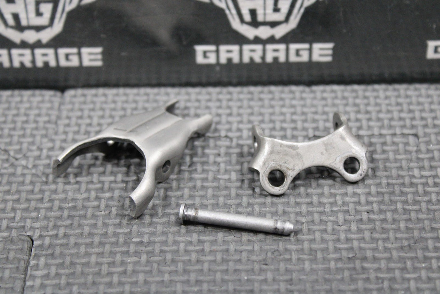 1988 88 - 91 HONDA CR250R OEM EXHAUST VALVE GOVERNOR ROCKER ARM PLATE & HOLDER - hggarage