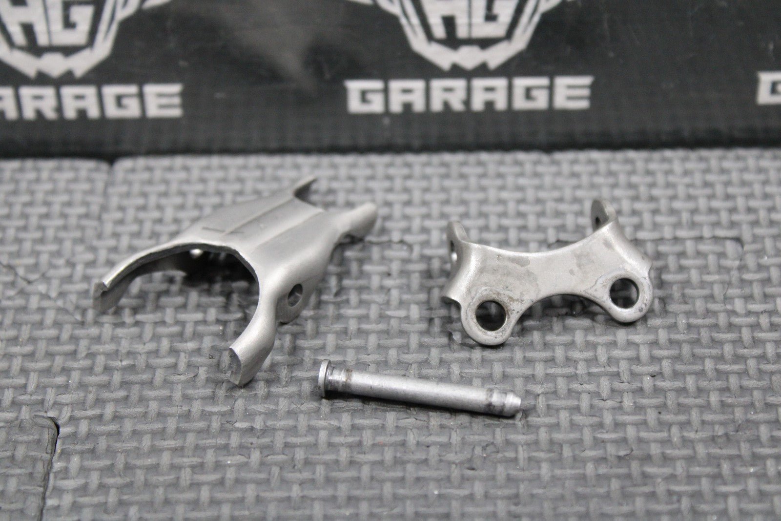 1988 88 - 91 HONDA CR250R OEM EXHAUST VALVE GOVERNOR ROCKER ARM PLATE & HOLDER - hggarage
