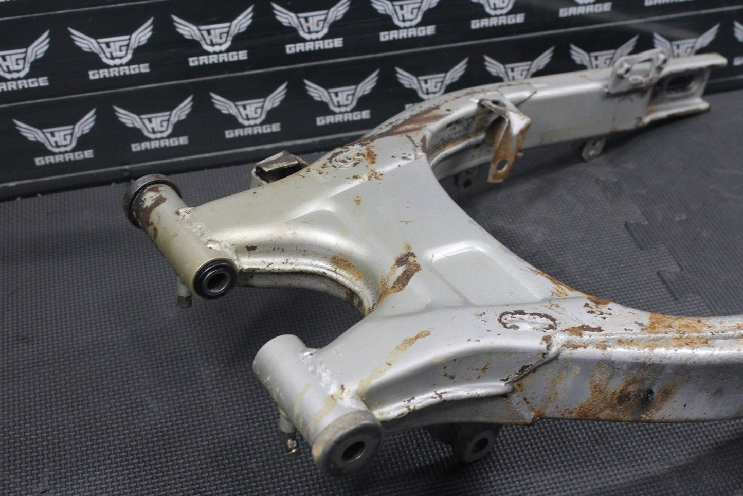 1987 YAMAHA TW200 OEM SWINGARM SWING ARM SUSPENSION 2JX - 22110 - 10 - 35 - hggarage