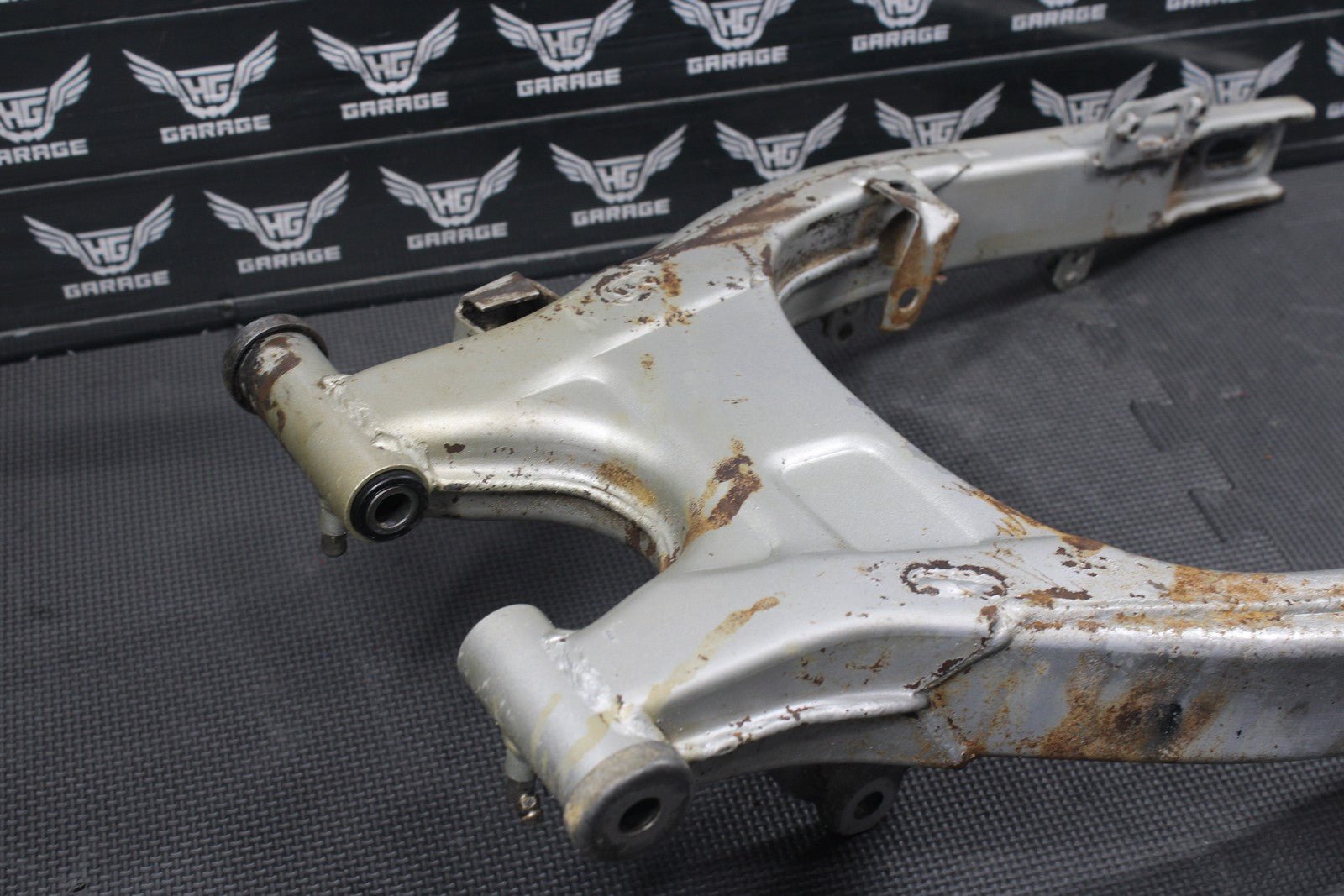 1987 YAMAHA TW200 OEM SWINGARM SWING ARM SUSPENSION 2JX - 22110 - 10 - 35 - hggarage