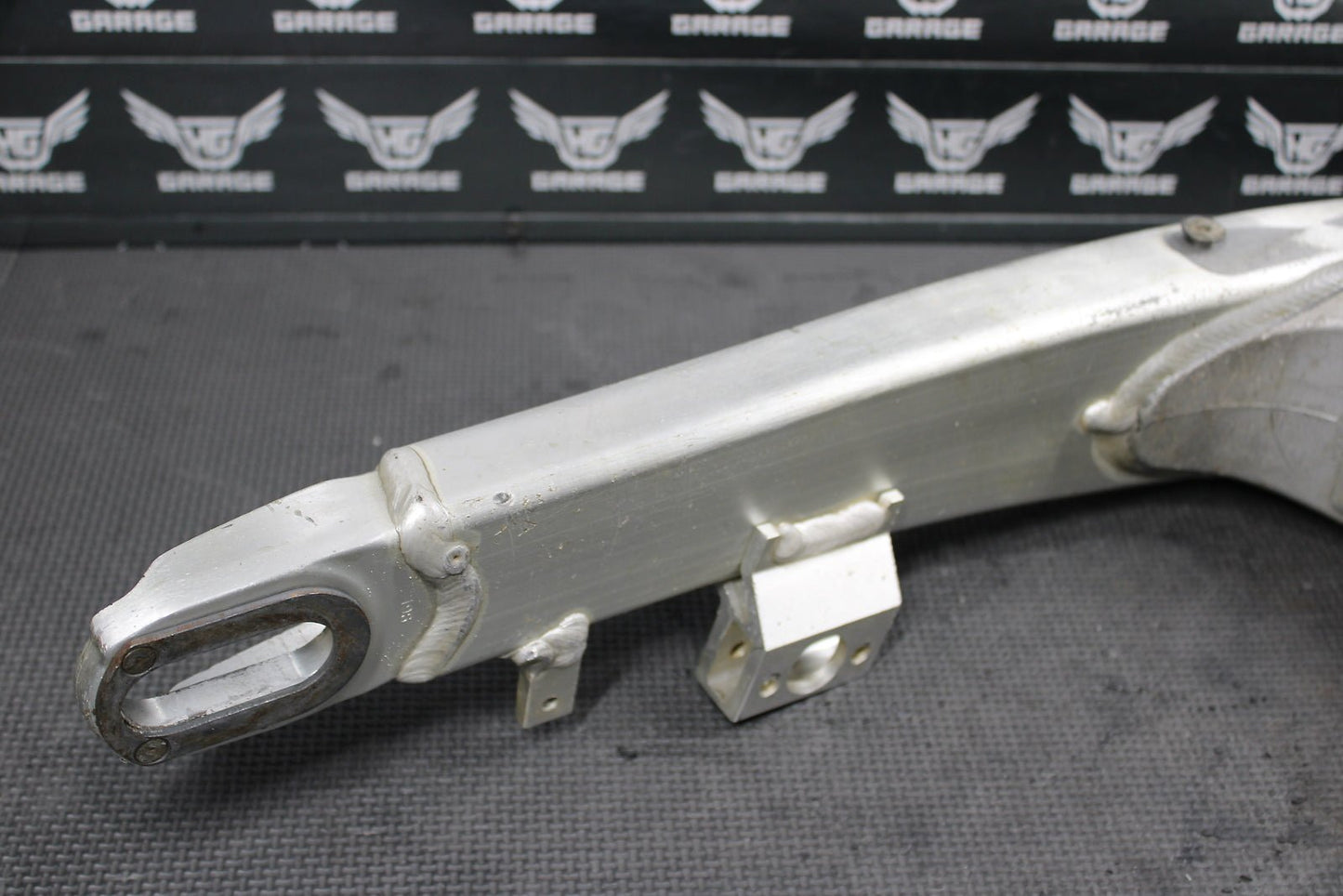 2005 Yamaha YZ250F OEM Swingarm Swing Arm Suspension 1C3 - 22110 - 00 - 00 - hggarage