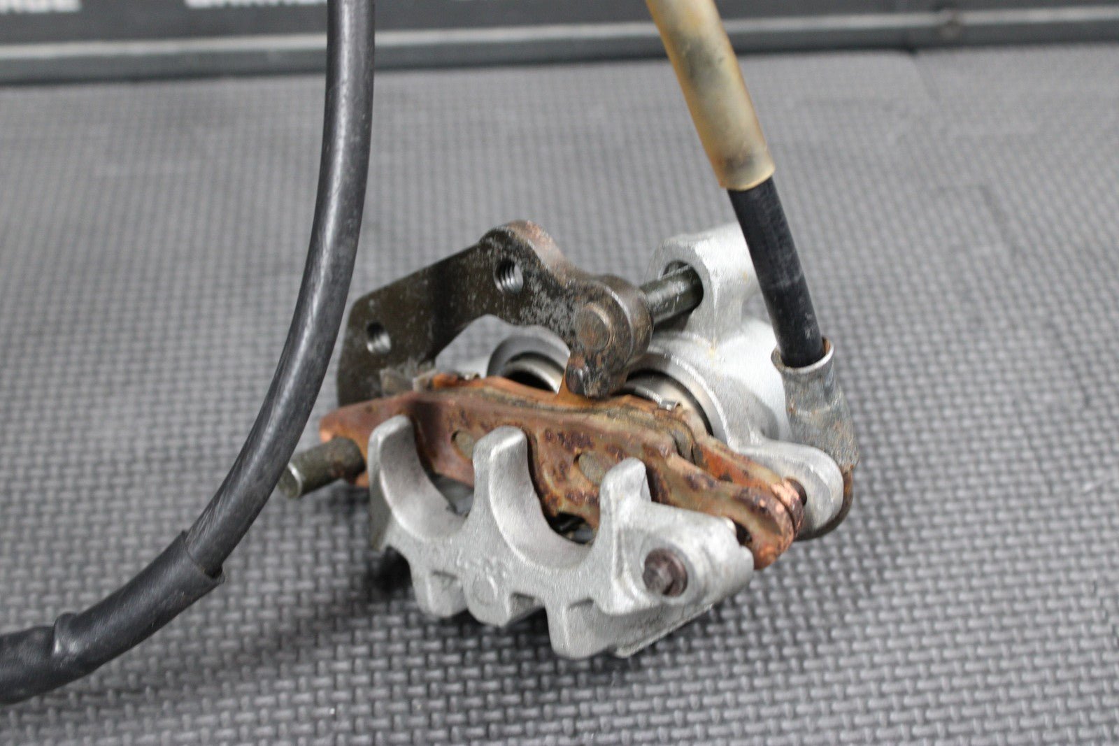 2001 KAWASAKI KX85 KX100 OEM TOKICO FRONT BRAKE CALIPER 43041 - 1681 - GN - hggarage