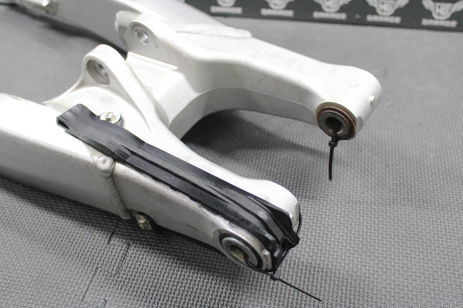 2019 SUZUKI 19 - 21 RMZ250 OEM SWINGARM SWING ARM SUSPENSION 61000 - 46K00 GOOD! - hggarage