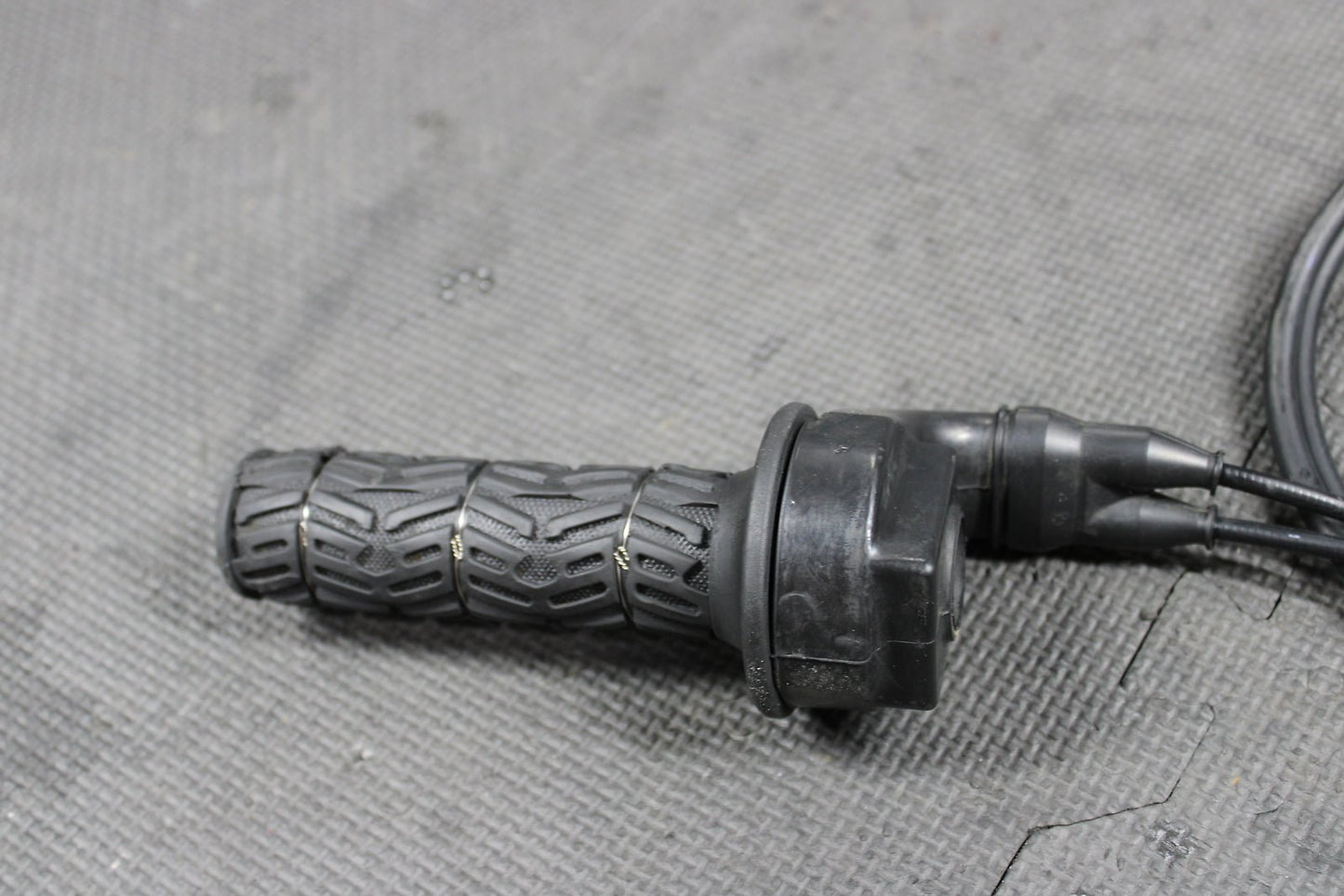 2005 YAMAHA YZ250F OEM RIGHT THROTTLE GRIP ASSEMBLY 5BE - 26240 - 00 - 00 5BE - 26282 - 00 - hggarage