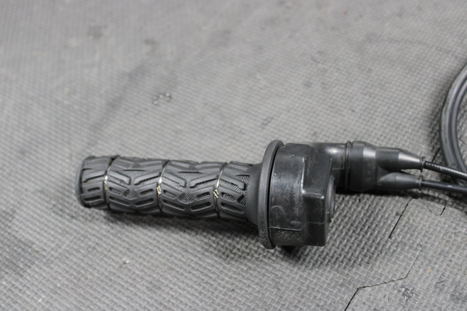 2005 YAMAHA YZ250F OEM RIGHT THROTTLE GRIP ASSEMBLY 5BE - 26240 - 00 - 00 5BE - 26282 - 00 - hggarage