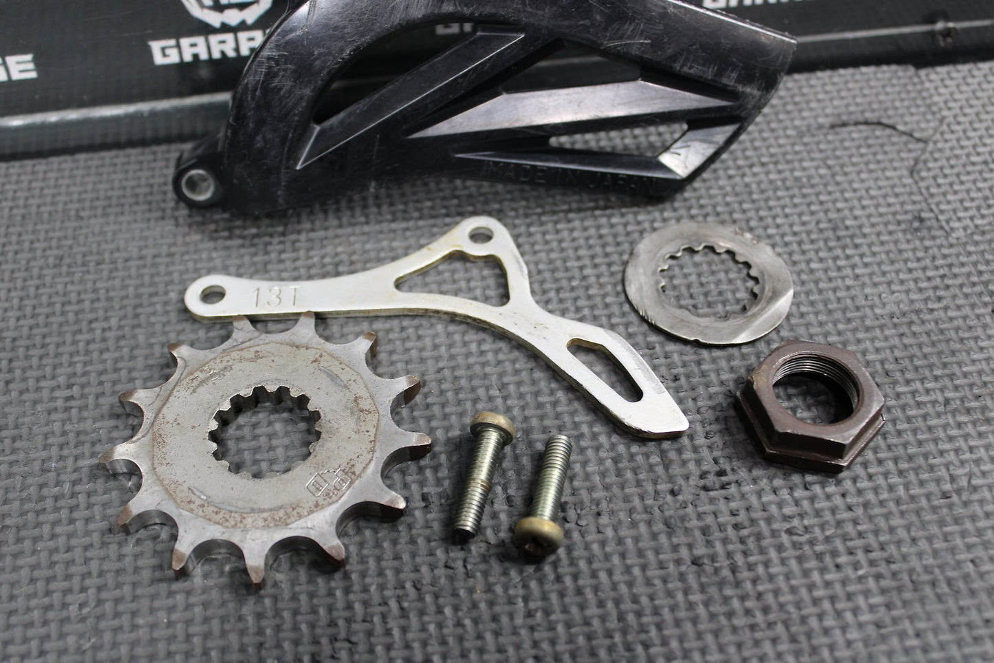 2008 YAMAHA 06 - 13 YZ450F OEM MOTOR ENGINE FRONT SPROCKET COVER - hggarage