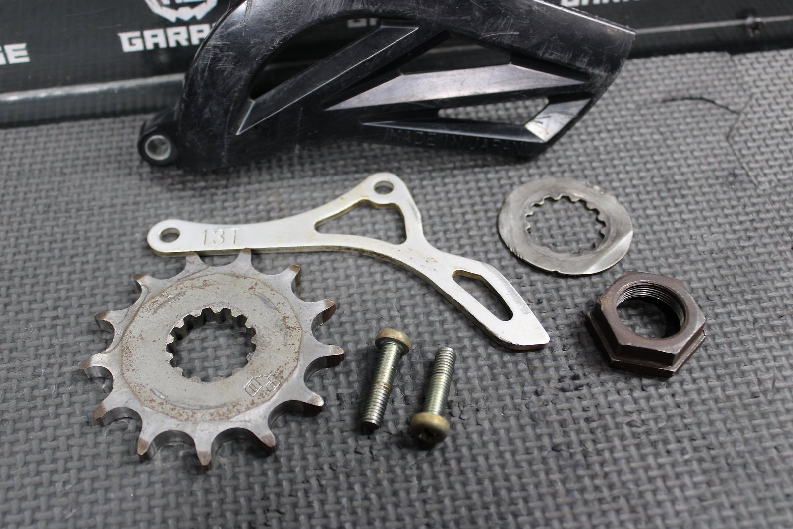 2008 YAMAHA 06 - 13 YZ450F OEM MOTOR ENGINE FRONT SPROCKET COVER - hggarage