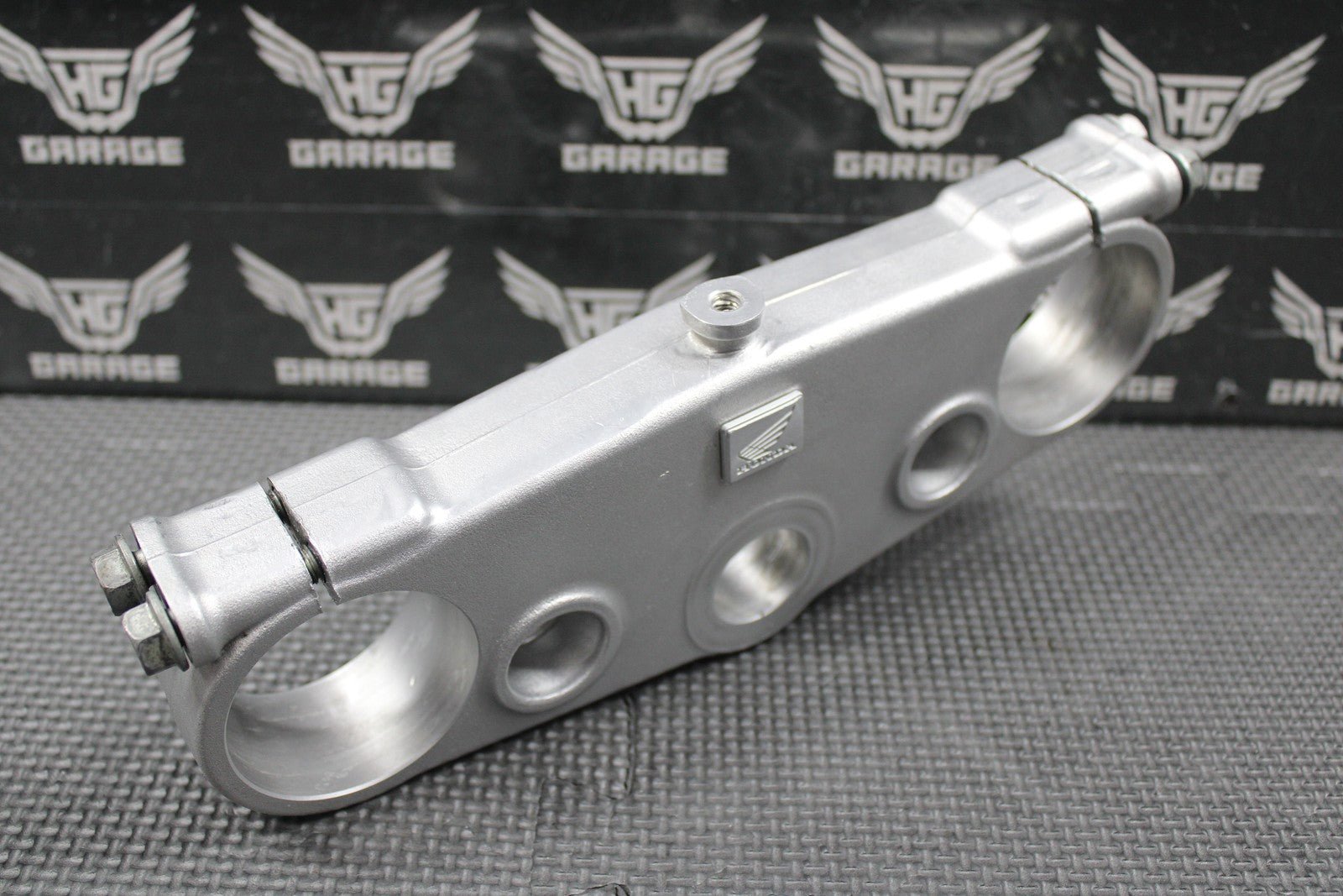 2000 HONDA 00 - 03 CR125R 250 OEM UPPER TRIPLE TREE CLAMP TOP BRIDGE 53300 - KZ4 - J20 - hggarage