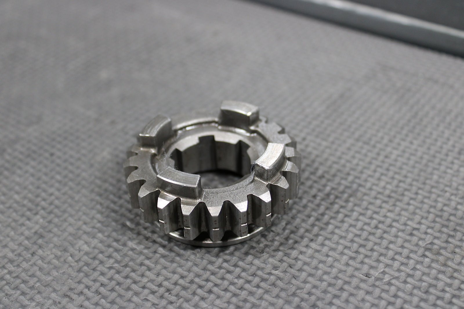 1999 HONDA CR500R OEM TRANSMISSION COUNTERSHAFT 4TH GEAR 21T GEAR 23471 - ML3 - 670 - hggarage