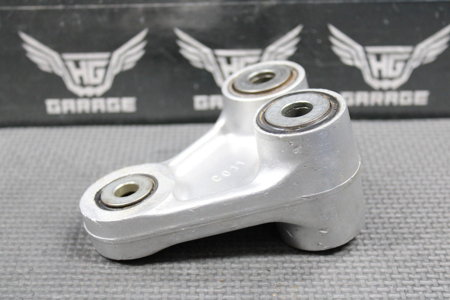2001 HONDA CR125R OEM REAR SHOCK SWINGARM LINKAGE CUSHION ARM 52465 - KZ4 - J30 - hggarage