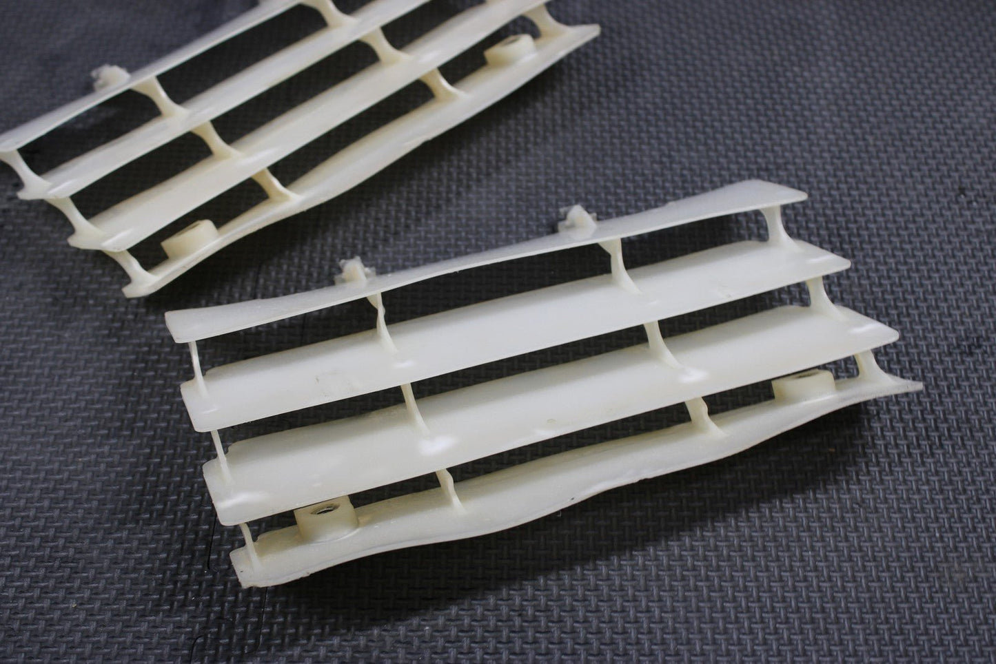 1997 KAWASAKI 97 - 04 KX250 OEM RADIATOR GUARD SHIELD LOUVER VENT - hggarage