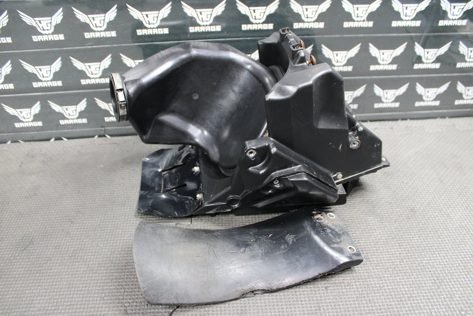 2018 YAMAHA YZ65 OEM AIRBOX AIR CLEANER FILTER BOX INTAKE BOOT BR8 - 14401 - 00 - 00 - hggarage