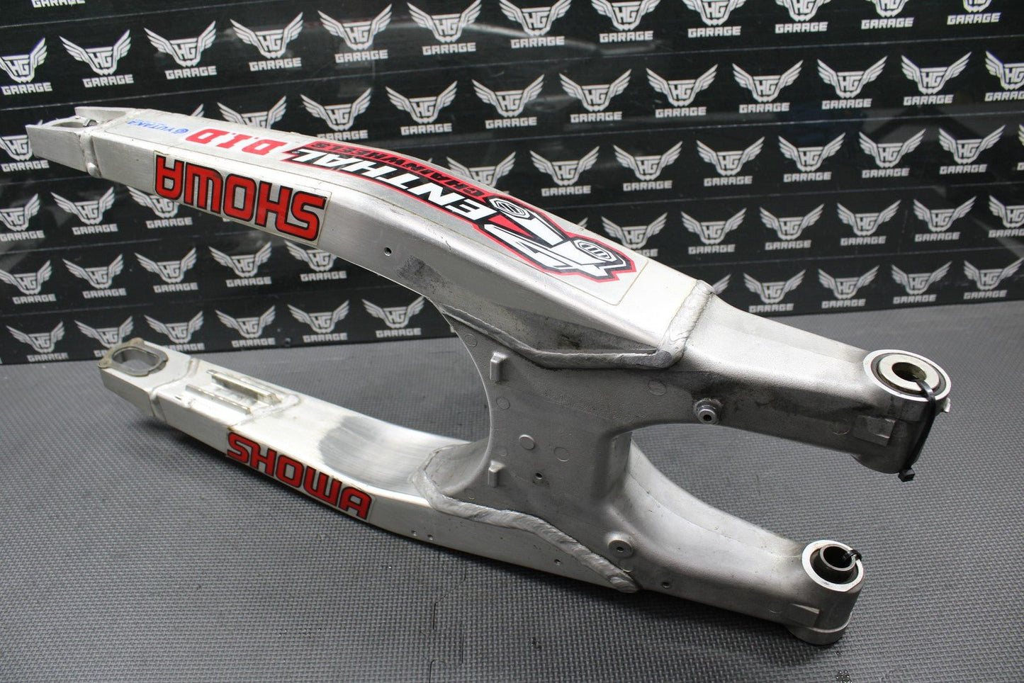 2005 HONDA CRF450R OEM SWINGARM SWING ARM REAR SUSPENSION 52200 - MEN - 710 - hggarage