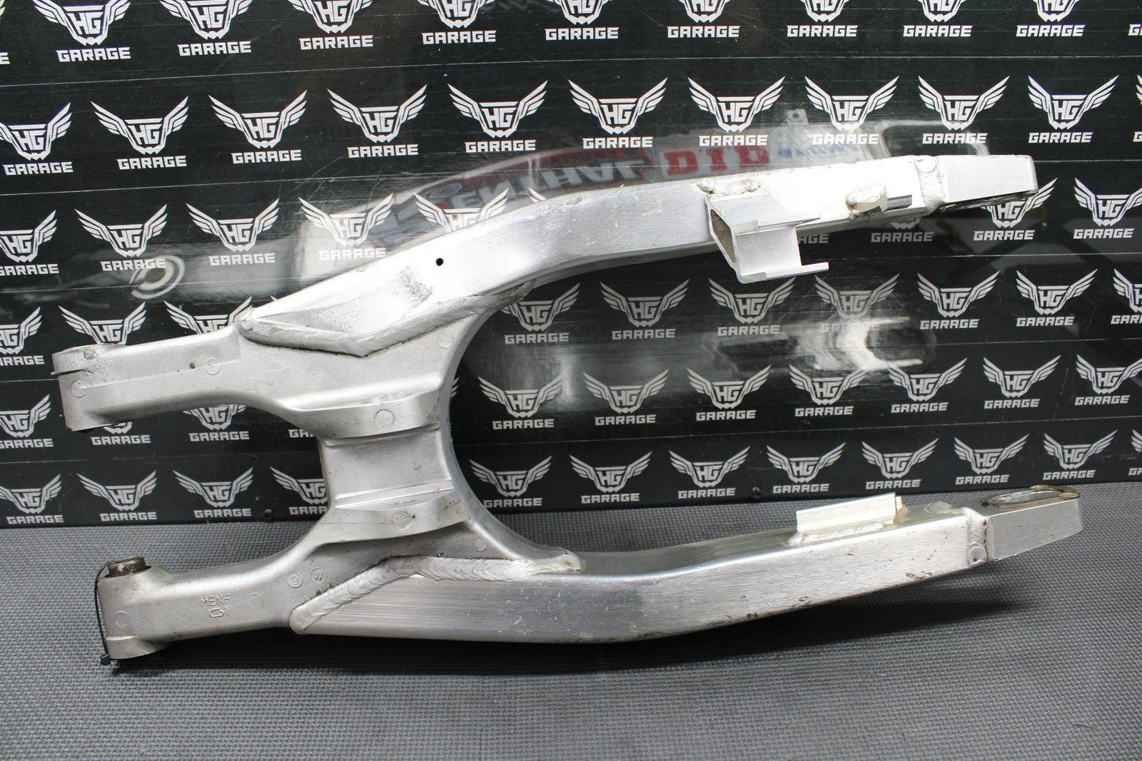 2005 HONDA CRF450R OEM SWINGARM SWING ARM REAR SUSPENSION 52200 - MEN - 710 - hggarage