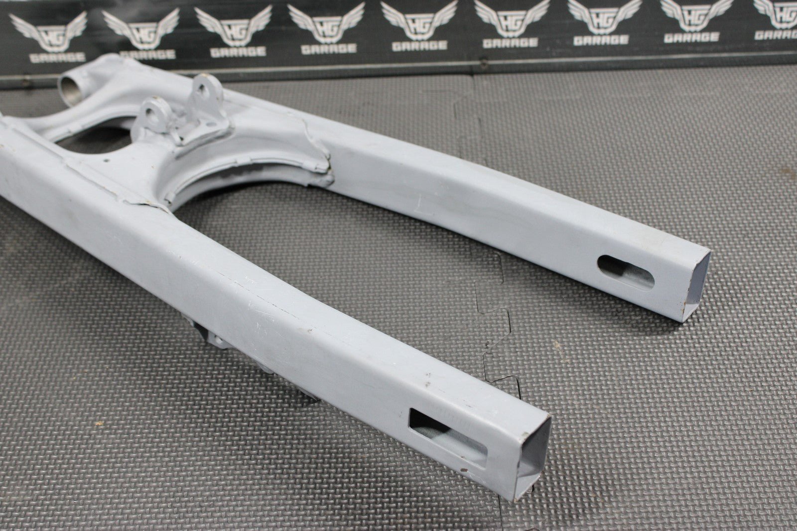 1991 88 - 91 HONDA CR80R OEM SWINGARM SWING ARM SUSPENSION 52000 - GS2 - 405 - hggarage