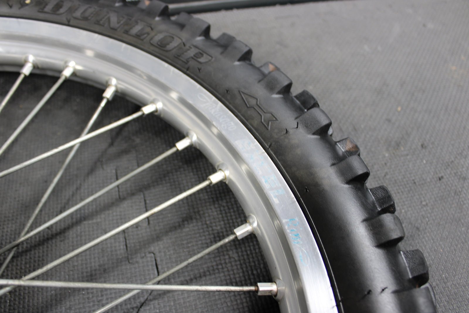 2006 YAMAHA YZ450F OEM EXCEL FRONT WHEEL RIM HUB TIRE 21" 5NY - 25111 - 00 - 00 - hggarage