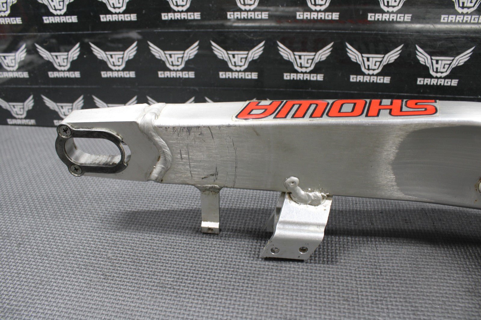 2005 HONDA CRF450R OEM SWINGARM SWING ARM REAR SUSPENSION 52200 - MEN - 710 - hggarage