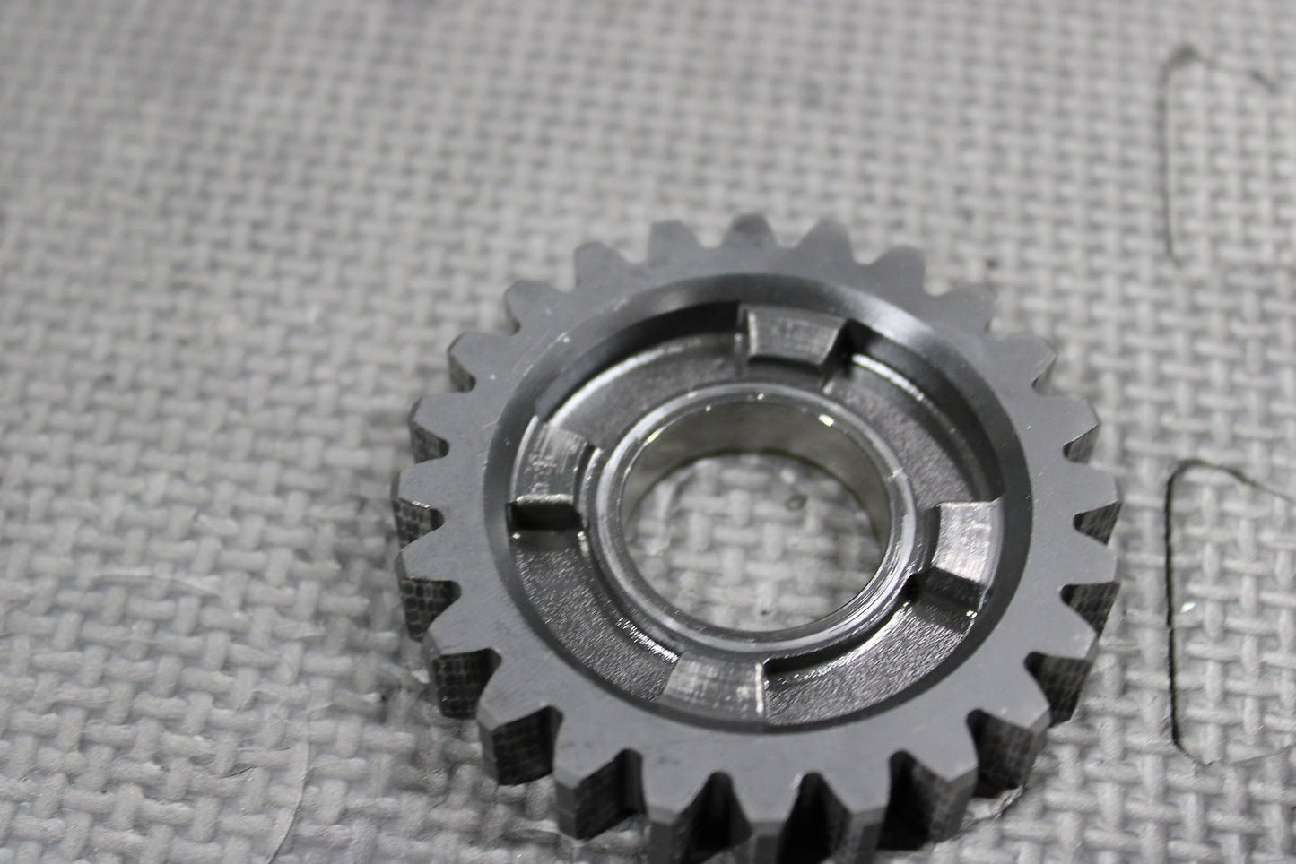 1999 HONDA CR500R OEM TRANSMISSION MAINSHAFT 5TH GEAR 24T GEAR 23481 - ML3 - 670 - hggarage