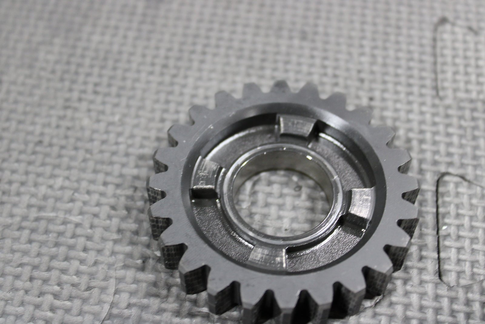 1999 HONDA CR500R OEM TRANSMISSION MAINSHAFT 5TH GEAR 24T GEAR 23481 - ML3 - 670 - hggarage