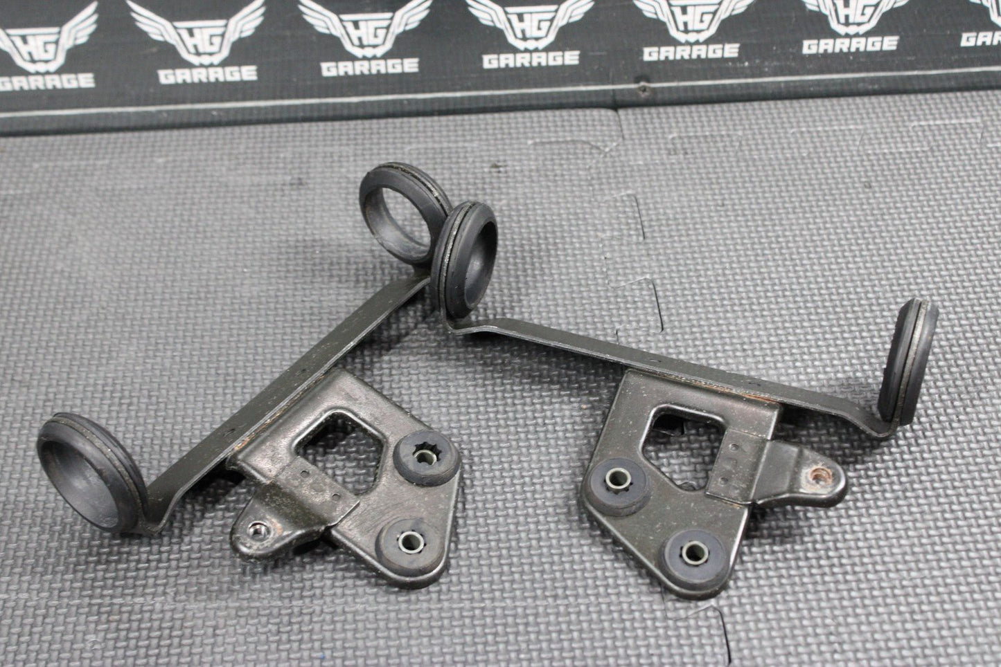 2005 SUZUKI DR200SE OEM RIGHT LEFT FRONT HEADLAMP HEADLIGHT BRACKET SUPPORT - hggarage