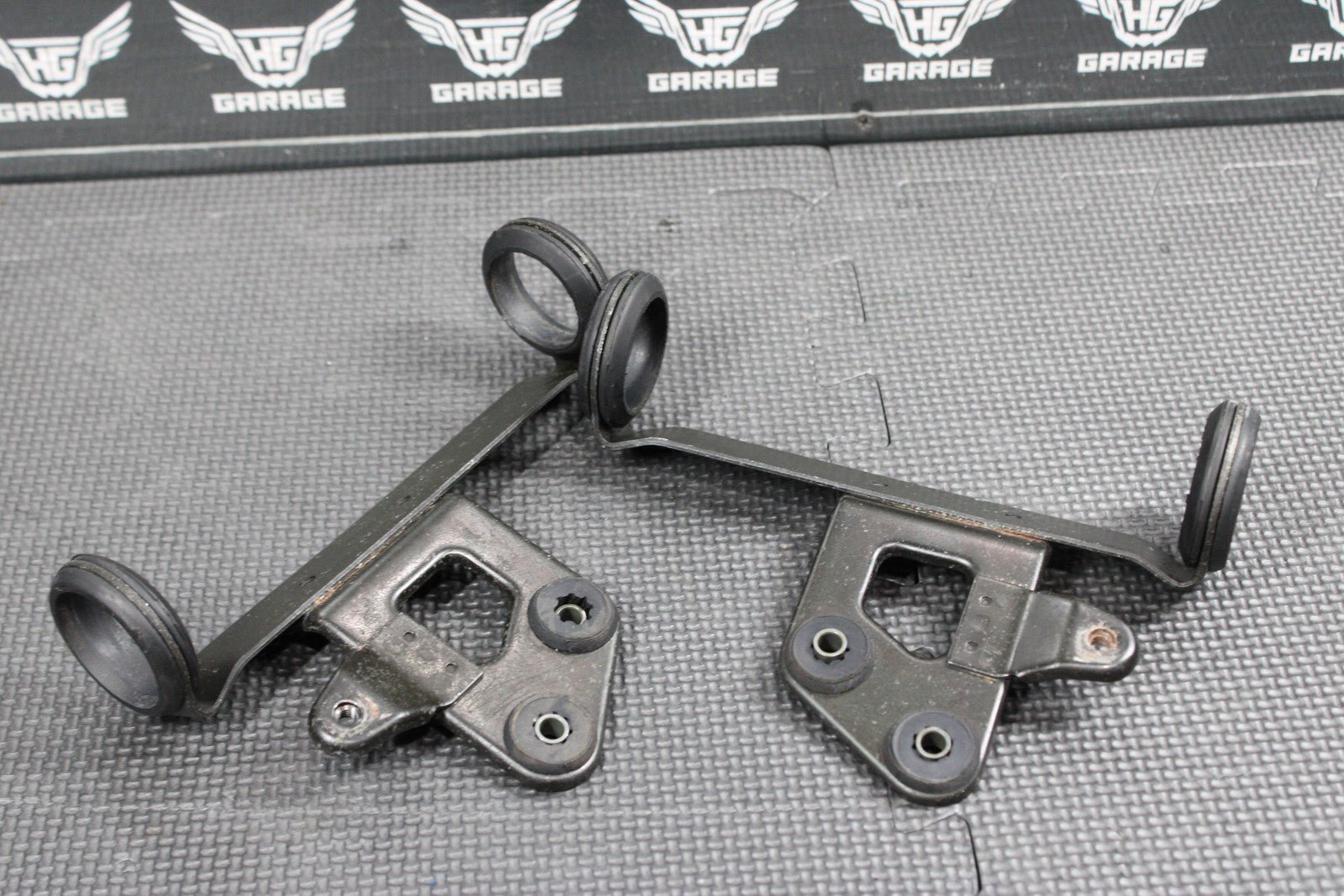 2005 SUZUKI DR200SE OEM RIGHT LEFT FRONT HEADLAMP HEADLIGHT BRACKET SUPPORT - hggarage
