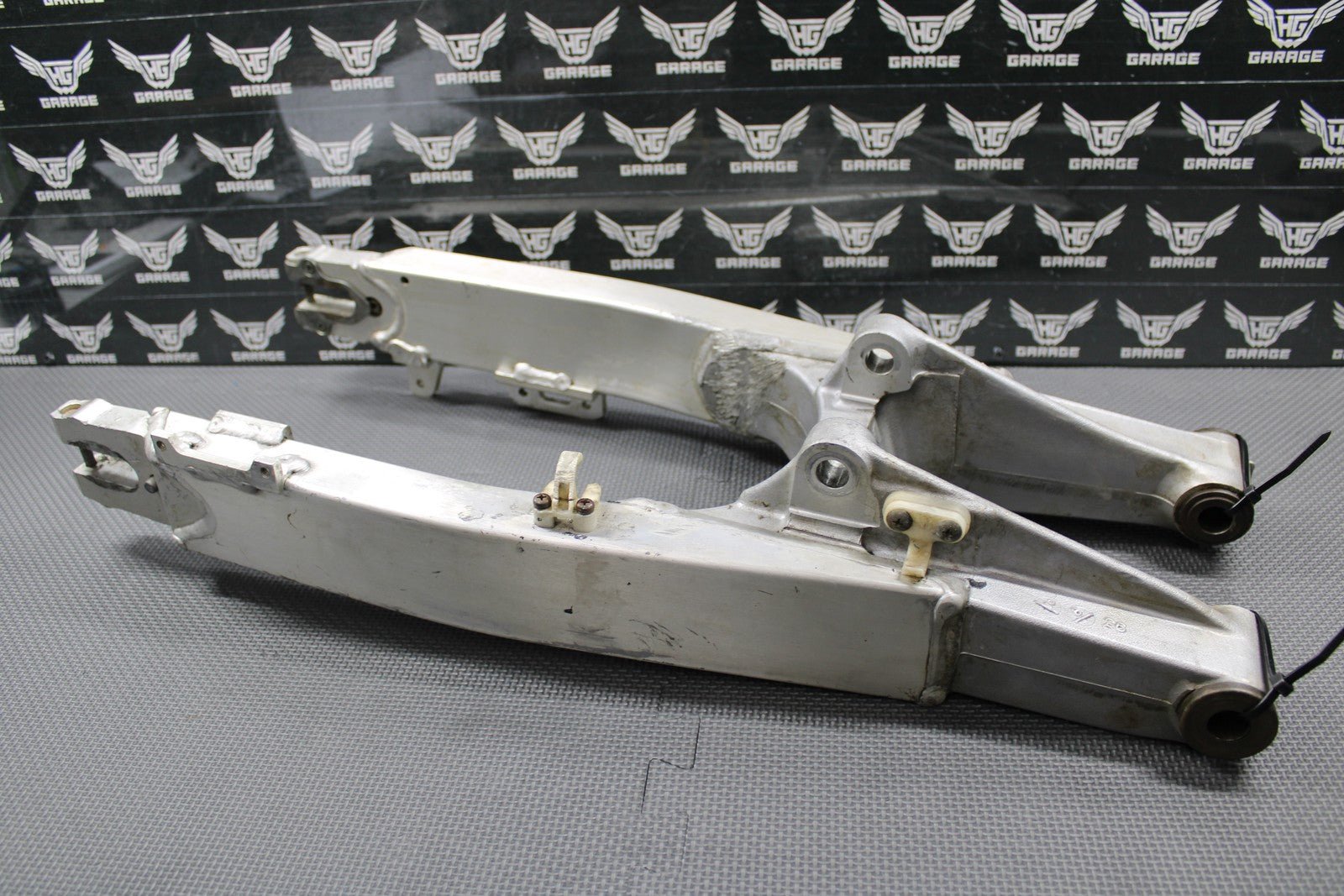1995 SUZUKI RMX250 MODEL S OEM SWINGARM SWING ARM REAR SUSPENSION 61000 - 29E30 - hggarage