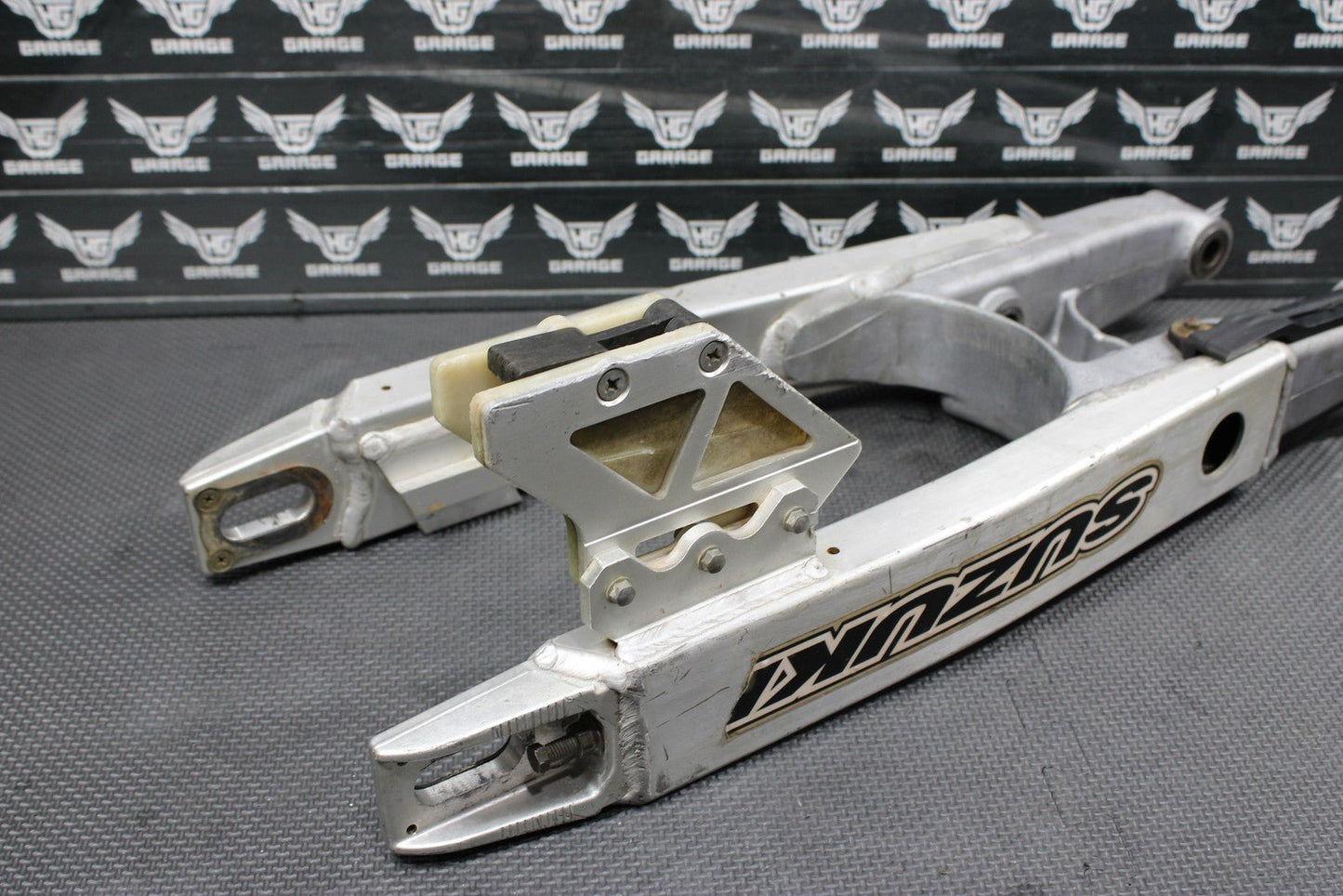 1996 SUZUKI RM250 OEM MODEL T SWINGARM SWING ARM SUSPENSION 61000 - 36E00 - hggarage