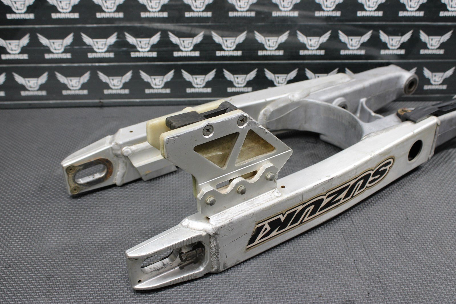 1996 SUZUKI RM250 OEM MODEL T SWINGARM SWING ARM SUSPENSION 61000 - 36E00 - hggarage