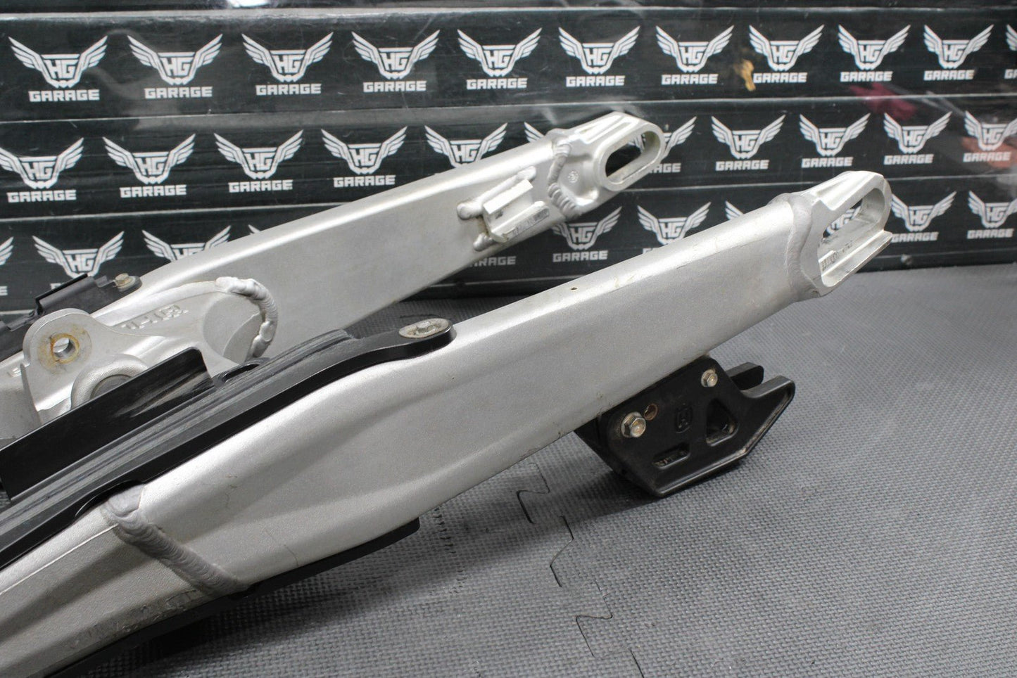 2013 HUSQVARNA TE511 OEM REAR SWINGARM SWING ARM SUSPENSION 8000H3158 READ DESC! - hggarage