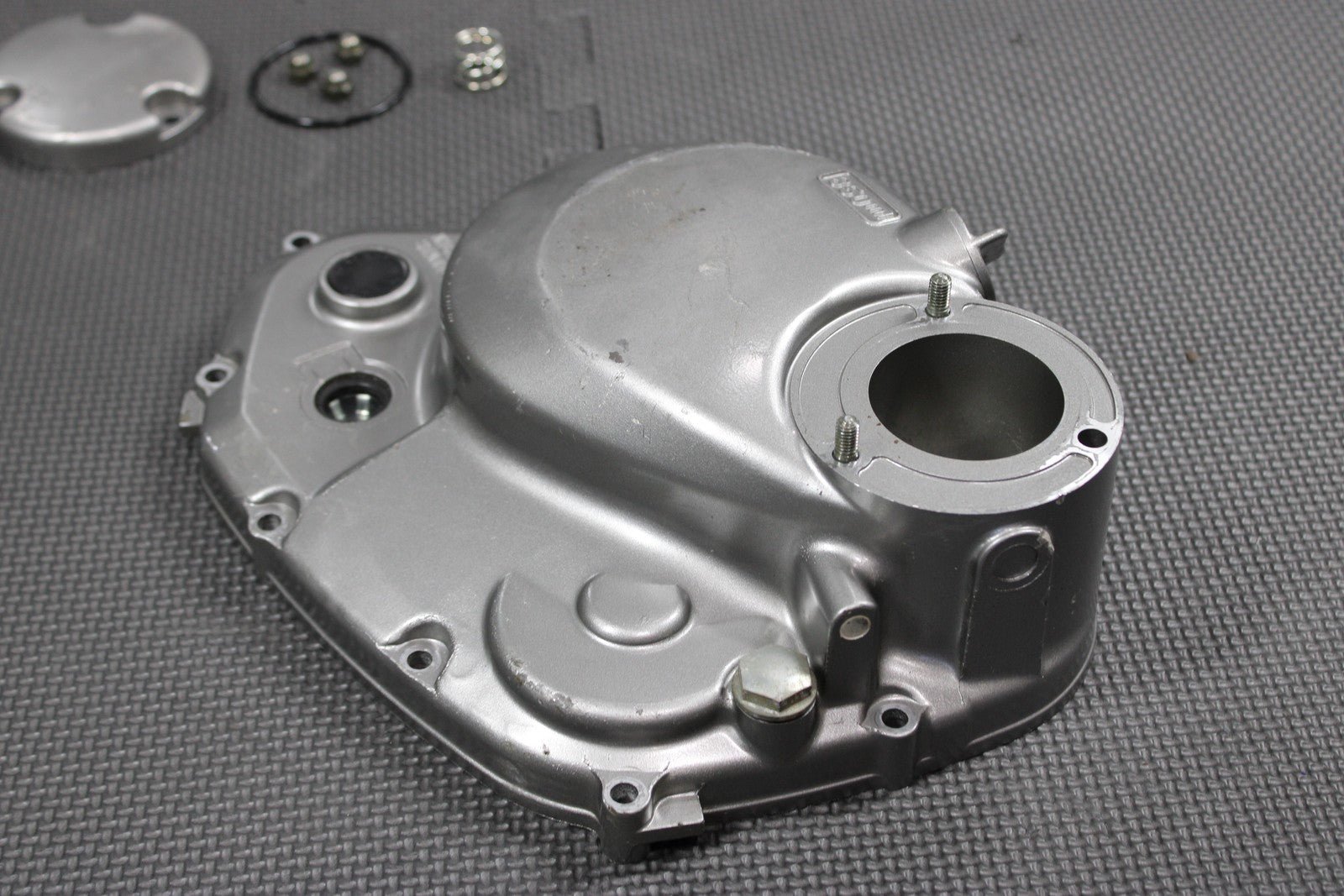 2005 SUZUKI DR200SE 01 - 05 OEM ENGINE MOTOR RIGHT SIDE CLUTCH COVER 11340 - 42A30 - hggarage