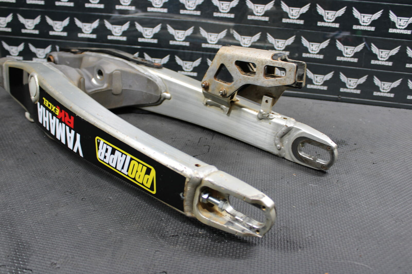 2006 YAMAHA YZ250F OEM SWINGARM SWING ARM SUSPENSION 1C3-22110-50-00